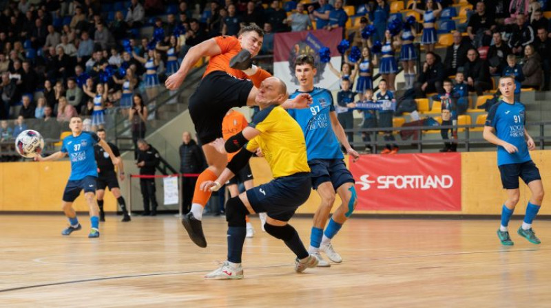 Uģis Moncevičs nopelna sarkano kartīti. Foto: FC Nikers