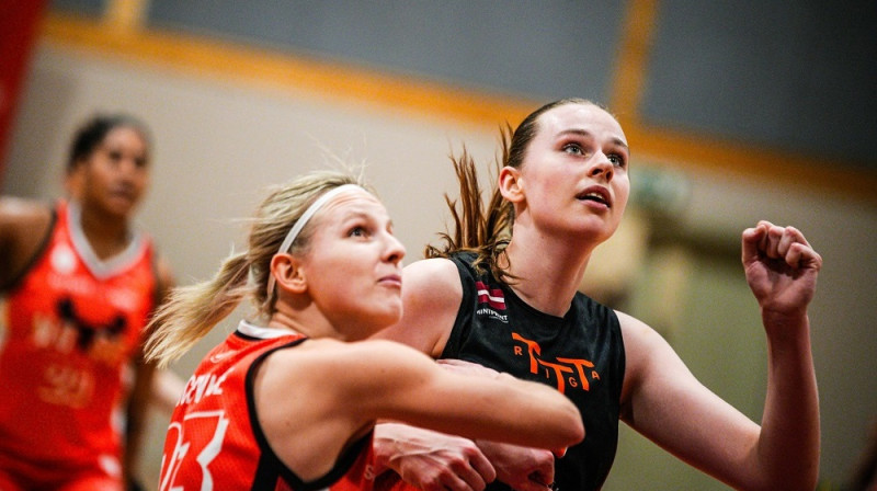 Anna Liepiņa un Līna Loceniece 2025. gada 12. janvārī. Foto: WBBL