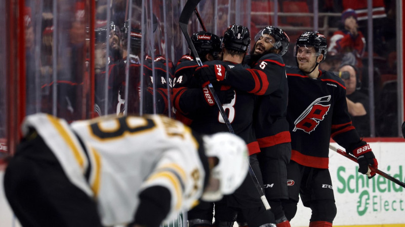 Mirklis pēc Karolīnas "Hurricanes" uzvaras vārtu guvuma cīņas galotnē pret Bostonas "Bruins". Foto: Karl DeBlaker/AP/Scanpix