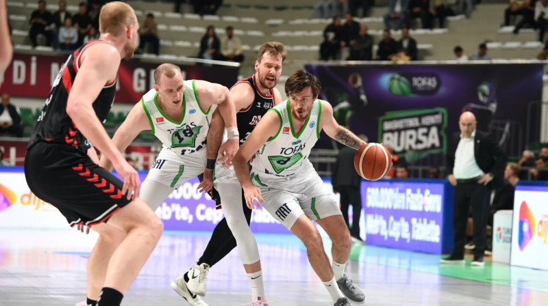 Anžejs Pasečņiks cīņā pret Zoranu Dragiču. Foto: FIBA