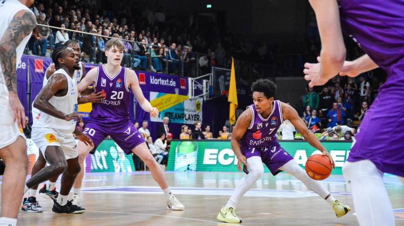 Jānis Jīnemanis (Nr. 20) Vācijas Bundeslīgas spēlē. Foto: BG Göttingen