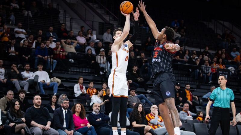 Roberts Blumbergs metienā. Foto: FIBA