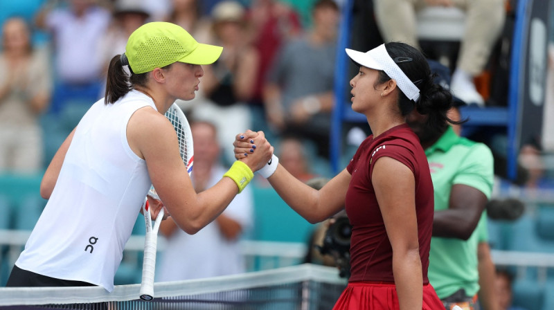 Iga Švjonteka un Aleksandra Eala. Foto: Getty Images/AFP/Scanpix