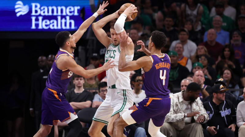 Kristaps Porziņģis Fīniksas "Suns" basketbolistu ielenkumā. Foto. AFP. Scanpix