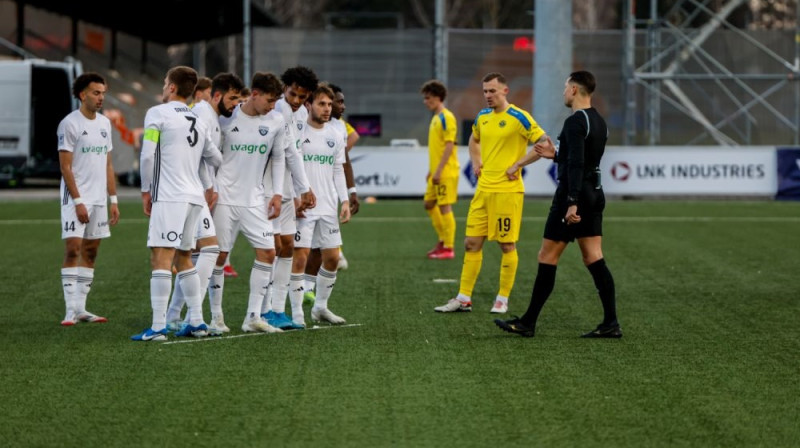 "Grobiņas" futbolisti stājas "sieniņā" Foto: SK Super Nova