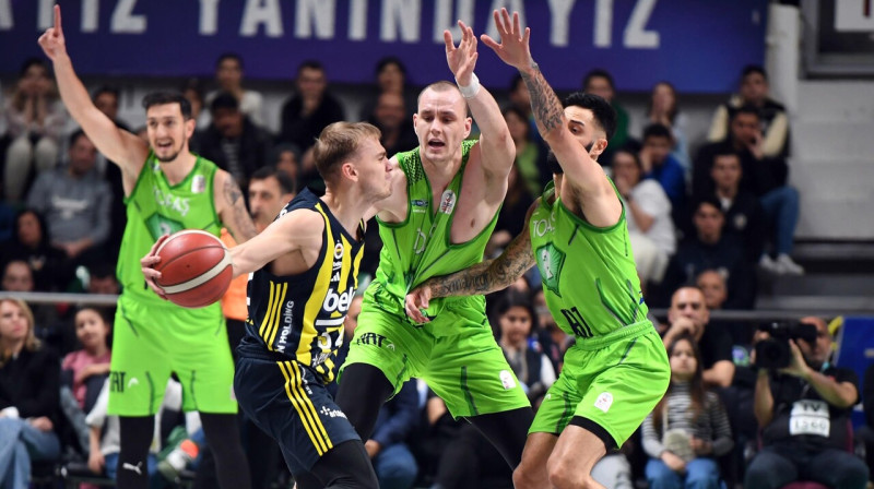 Anžejs Pasečņiks un komandas biedrs aizsardzībā pret Artūru Žagaru. Foto: Fenerbahçe Beko