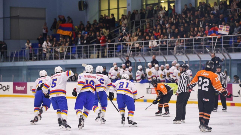 Armēnijas valstsvienības hokejisti pēc vārtu guvuma. Foto: Armenian National Ice Hockey Team
