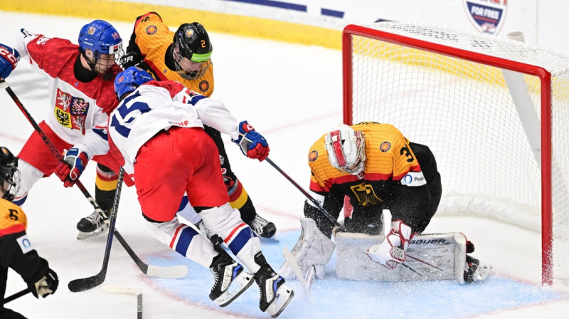 Mirklis no Čehijas un Vācijas U18 valstsvienību cīņas. Foto: Micheline Veluvolu/IIHF