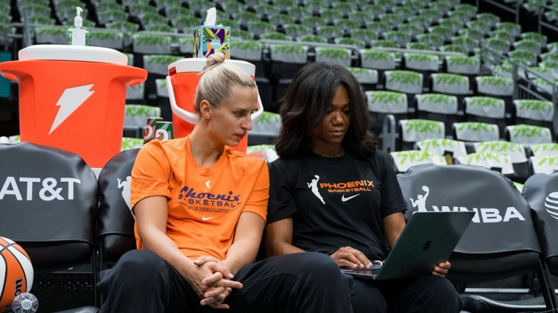 Kitija Laksa pirms spēles Sietlā. Foto: Phoenix Mercury