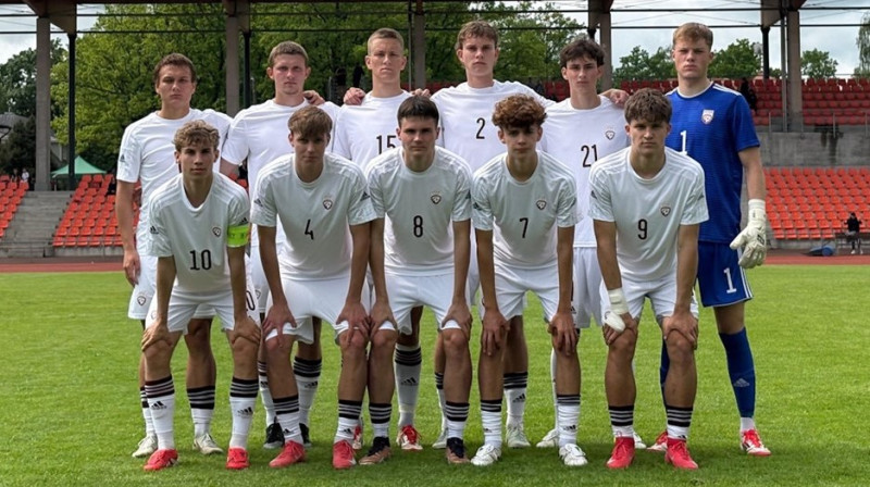 Latvijas U19 valstsvienības futbolisti Baltijas kausa izcīņā Tartu 2025. gada 8. jūnijā. Foto: LFF