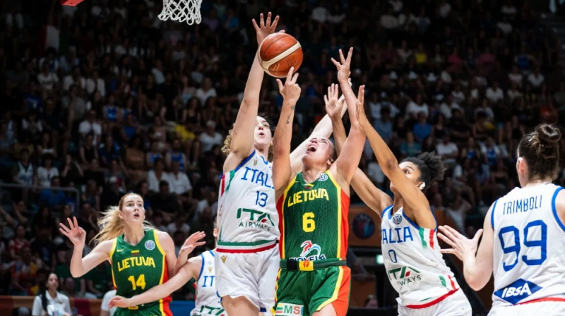 #13 Lorela Kubaja aptur Lietuvas uzbrukumu. Foto: FIBA