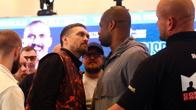 Oleksandrs Usiks un Daniels Dubuā. Foto: Action Images via Reuters/Scanpix