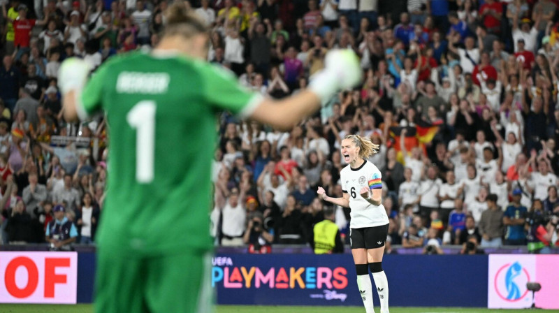 Vācijas valstsvienības pagaidu kapteine Janīna Minge pēc trāpīta 11 metru sitiena. Foto: Sebastien Bozon/AFP/Scanpix