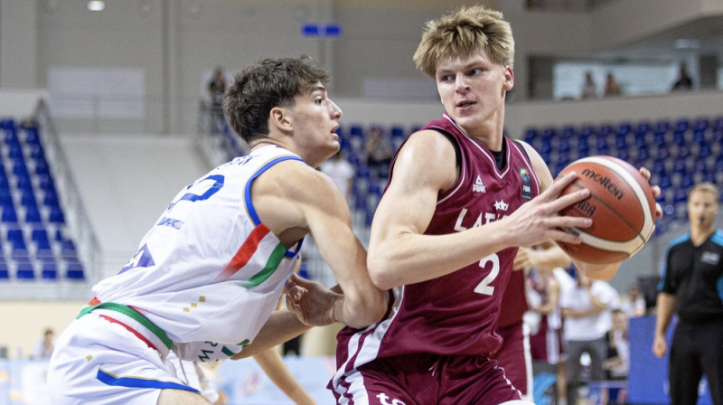Emīls Pogiņš ar bumbu. Foto: FIBA