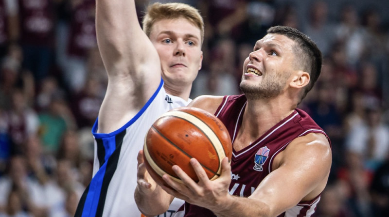 Rihards Lomažs pret Kasperu Treieru. Foto: FIBA