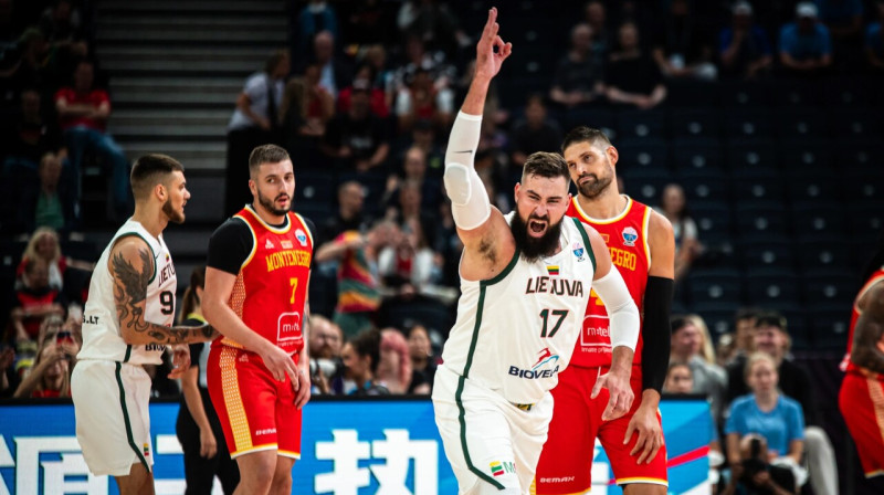 Jons Valančūns pēc trāpīta tālmetiena spēlē pret Melnkalnes valstsvienību. Foto: FIBA