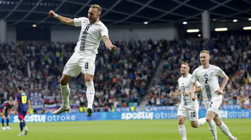 Slovēnis Sandi Lovričs nosvin vārtu guvumu cīņā pret Zviedrijas valstsvienību Ļubļanā. Foto: Borut Živulovič/Reuters/Scanpix