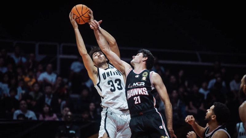 Teilors Fanks (Nr. 33) cīņā pret Todu Blenkfīldu (Nr. 21). Foto: FIBA