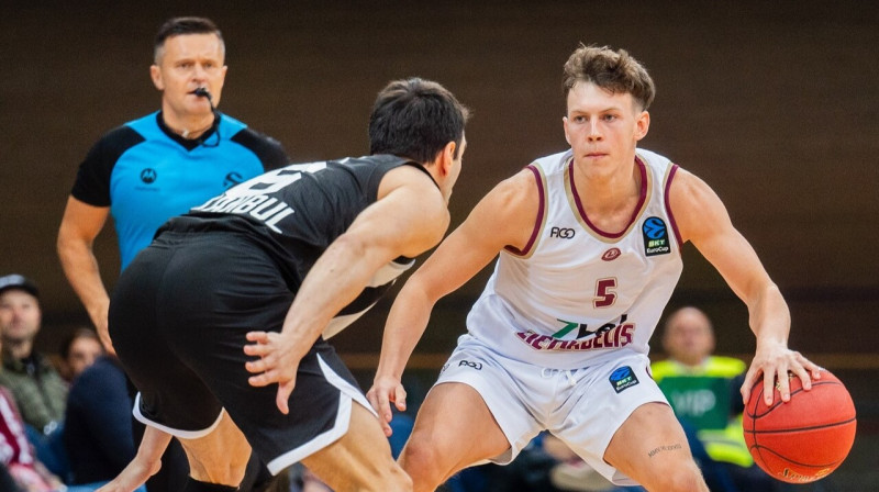 Panevēžas "Lietkabeļa" saspēles vadītājs Nojs Radžus ar bumbu spēlē pret Stambulas "Beşiktaş". Foto: BC Lietkabelis Panevėžys
