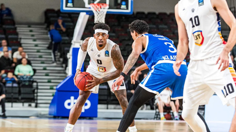 Klužas-Napokas kluba kubietis Karels Gusmans ar bumbu. Foto: ULEB Eurocup