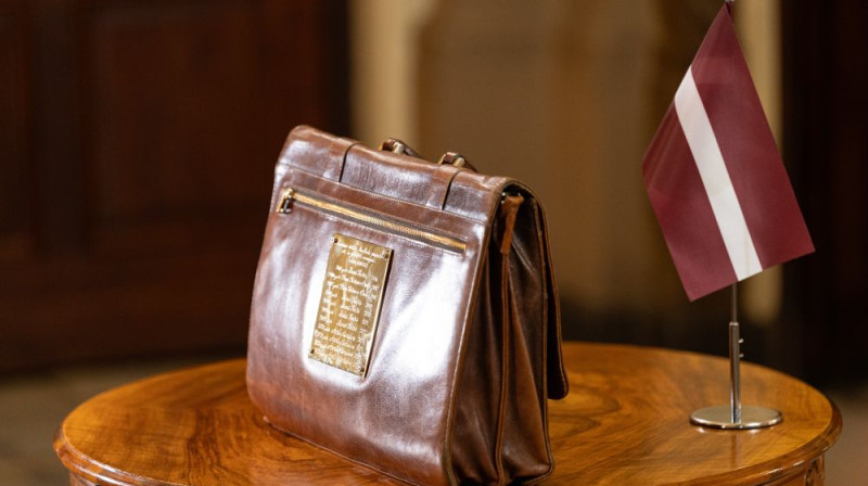 Valsts budžeta portfelis, kas 15. oktobrī oficiāli tika iesniegts Saeimā. Foto: Saeimas Preses dienests