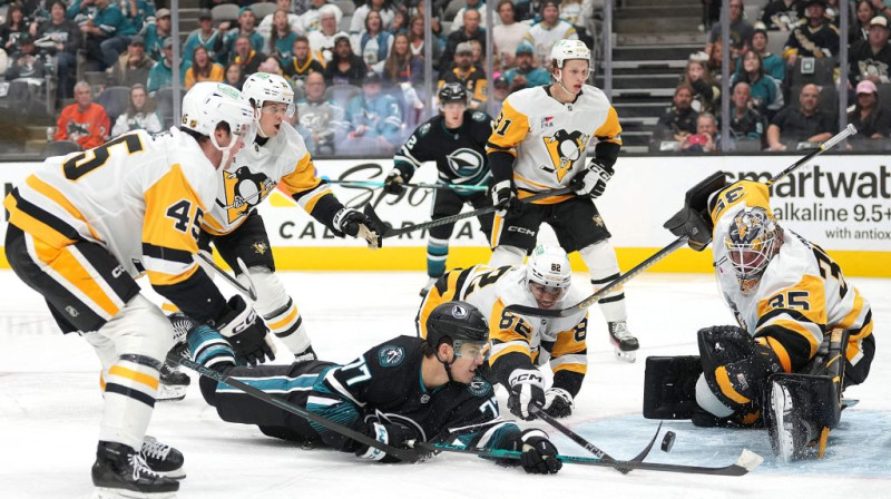 Cīņa Pitsburgas vārtsarga Tristana Džerija vārtu priekšā. Foto. AFP. Scanpix