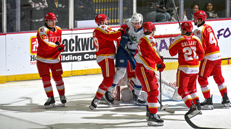 Kalgari "Wranglers" hokejisti savu vārtu priekšā. Foto: Abbotsford Canucks