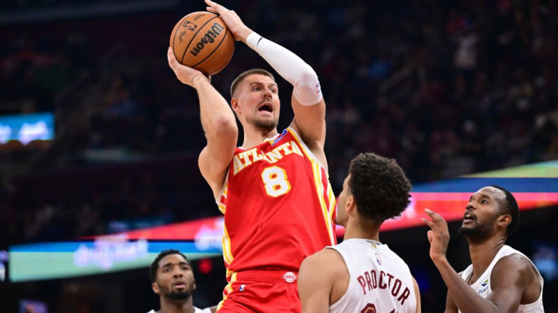 Kristaps Porziņģis starp Klīvlendas basketbolistiem. Foto. AP. Scanpix