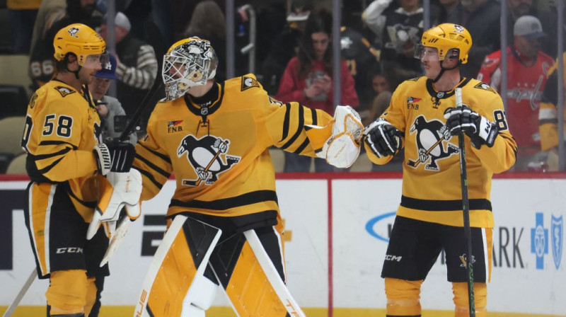 Artūrs Šilovs ar Pitsburgas leģendām - Krisu Letangu un Sidniju Krosbiju. Foto. Imagn Images. Scanpix