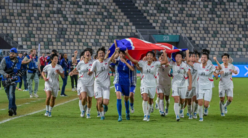 Ziemeļkorejas U17 valstsvienības futbolistes pēc otrā triumfa Pasaules kausā gada laikā. Foto: SIPA/Scanpix