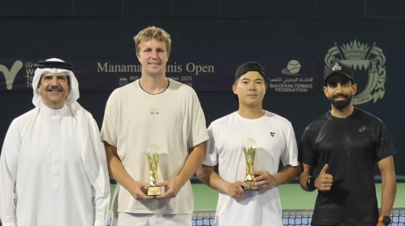 Kārlis Ozoliņš un Džefrijs Šju. Foto: Bahrain Tennis Federation