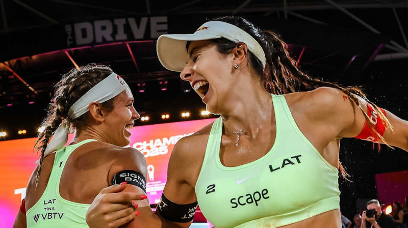 Tīna Graudiņa un Anastasija Samoilova. Foto: volleyballworld.com