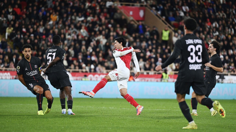 Takumi Minamino gūst vārtus pret Parīzes "Saint-Germain". Foto: Fred Dides/PsnewZ/Scanpix