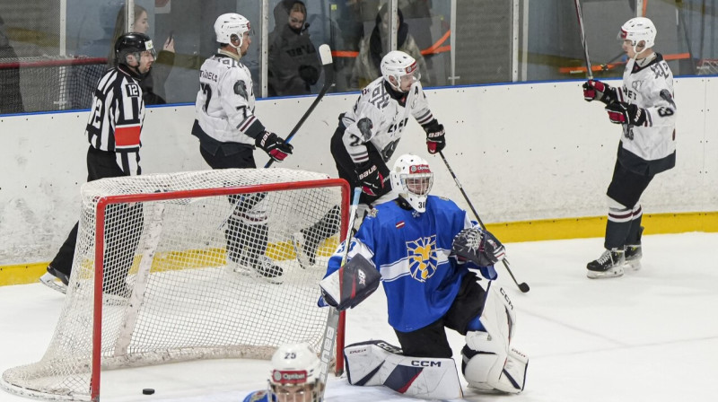 Liepājas vienības hokejisti pēc vārtu guvuma pret Rīgas Hokeja skolu. Foto: LHF
