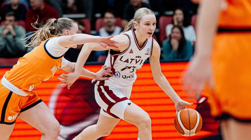 Enija Vīksne spēlē pret Nīderlandi 2025. gada 15. novembrī. Foto: Mikus Kļaviņš