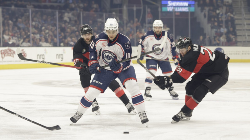 Sandis Vilmanis (Nr. 29) aizsardzībā pret Klīvlendas "Monsters". Foto: Cleveland Monsters