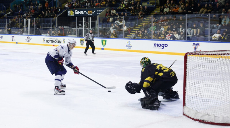 Rīgas "Mogo" aizsargs Niks Feņenko pirms Katovices kluba vārtsarga filigrānas nomānīšanas. Foto: Henning von Jagow/Zumapress.com/Scanpix