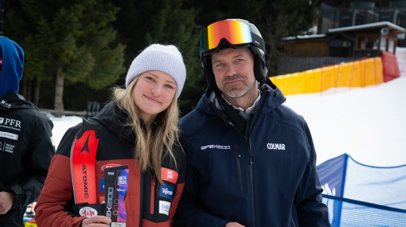 LSF prezidents un sacensību direktors Dinārs Doršs ar uzvarētāju Elzu Zelču. Foto: Emīls Lukšo/Ski.lv