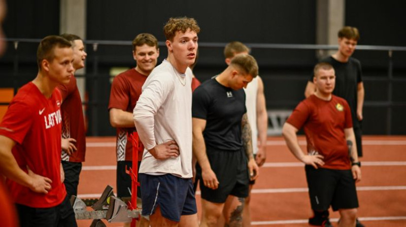 Andris Skadiņš (pirmais no kreisās) un Nils Meijers (baltā) jauno bobslejistu atlasē pagājušajā maijā. Foto: LBSF