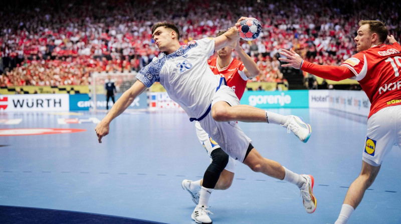 Portugālis Fransisku Košta uzbrukumā Dānijas valstsvienības vārtiem Eiropas meistarsacīkšu spēlē Herningā. Foto: Sebastian Elias Uth/AFP/Ritzau Scanpix