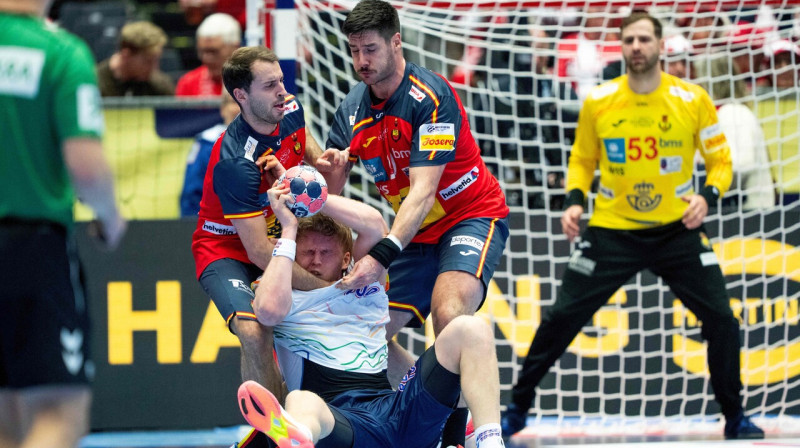 Norvēģis Martins Hovde spāņu handbolistu tvērienā. Foto: Bo Amrstrup/Ritzau Scanpix