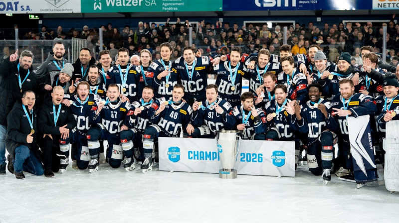 Toms Andersons (kapteinis) un "La Chaux-de-Fonds" komanda ar Šveices kausu. Foto: Swiss Ice Hockey Federation