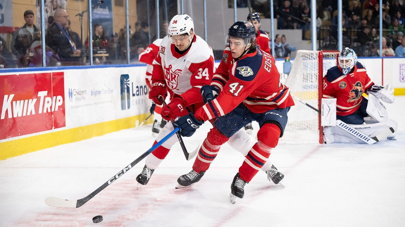 Eduards Tralmaks (Nr. 34) cīņā par ripu Milvokos. Foto: Mailwaukee Admirals