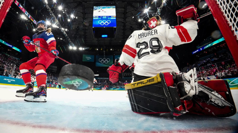 Čehiete Tereza Plosova pārspēj šveiciešu vārtsardzi Saskiju Maureri. Foto: David Černý/Reuters/Scanpix