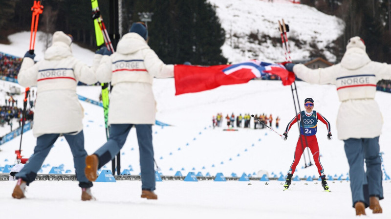 Norvēģijas slēpotāja Heidi Venga un viņas komandas biedrenes stafetes sacensību finišā. Foto: Kai Pfaffenbach/Reuters/Scanpix