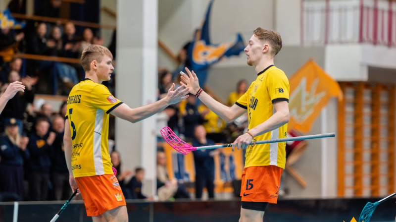 Krišjānis Tiltiņš (no labās) trešajā periodā 13 minūšu laikā guva četrus vārtus, foto: Māris Greidāns, FS Masters