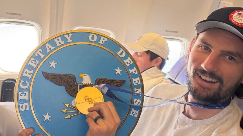 Konors Helebaks - vārtu drošības galvenais speciālists olimpiskajā finālā. Foto: @dylanlarkin71