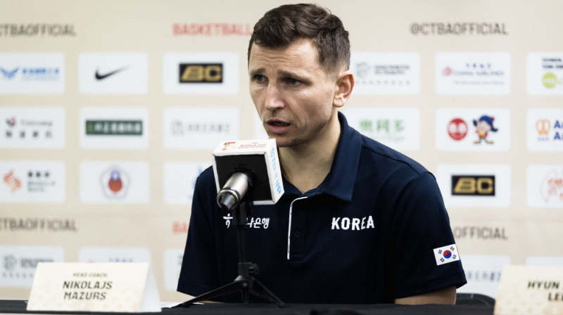 Nikolajs Mazurs preses konferencē. Foto: FIBA