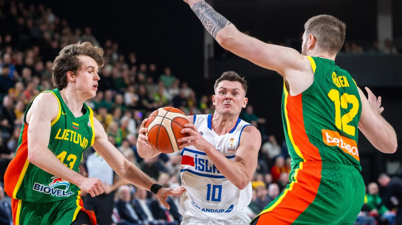 Lietuvieši Igns Sargiūns un Martyins Gebens pret islandieti Elvaru Fridriksonu. Foto: FIBA
