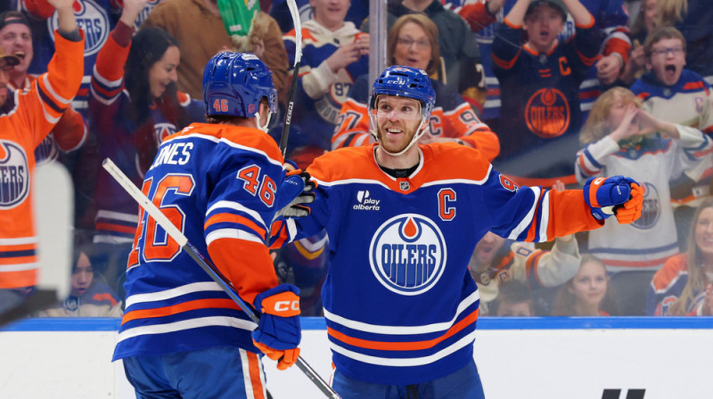 Edmontonas "Oilers" uzbrucējs Konors Makdeivids svin vārtu guvumu. Foto: James Maclennan/The Canadian Press via AP/Scanpix